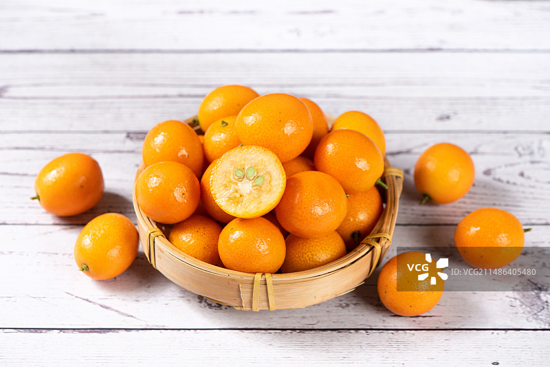 桌子上新鲜的小金桔金橘图片素材