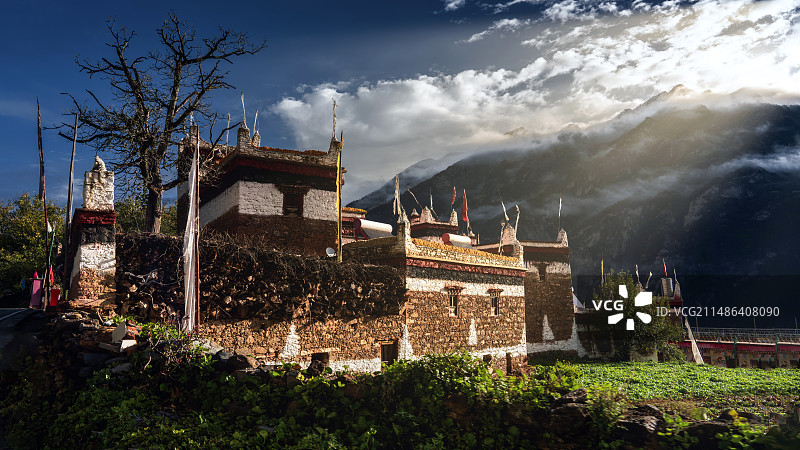 沐浴在清晨阳光下的四川甘孜丹巴甲居藏寨嘉绒藏族特色民居图片素材