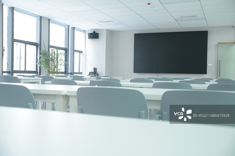 明亮的教室 白色桌椅 大屏幕图片素材
