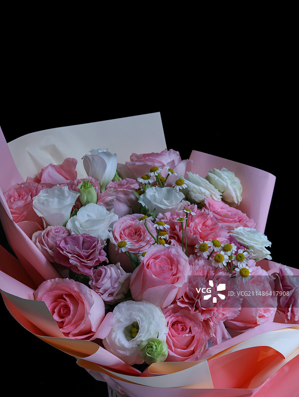 黑色背景上的一束粉色鲜花花束图片素材