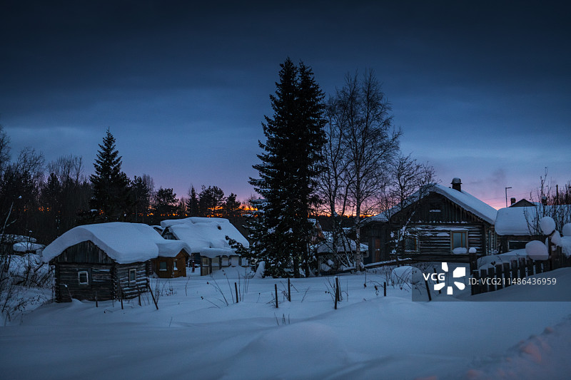 傍晚蓝调时刻基洛夫斯克的小村庄图片素材