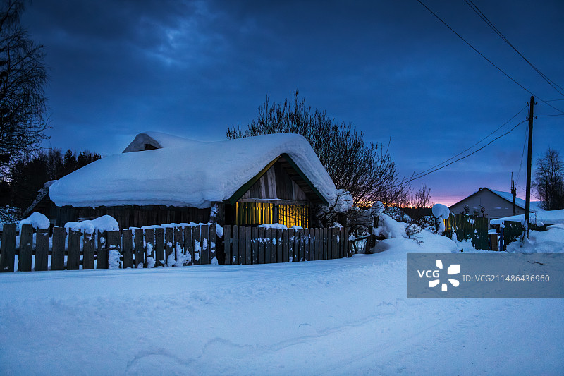 傍晚蓝调时刻基洛夫斯克的小村庄图片素材