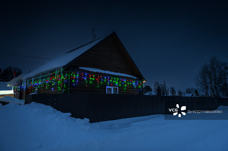 傍晚蓝调时刻基洛夫斯克的小村庄图片素材