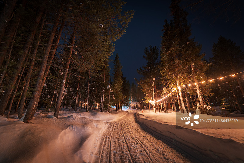 傍晚蓝调时刻基洛夫斯克的小村庄图片素材