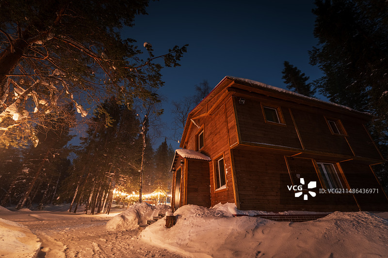傍晚蓝调时刻基洛夫斯克的小村庄图片素材