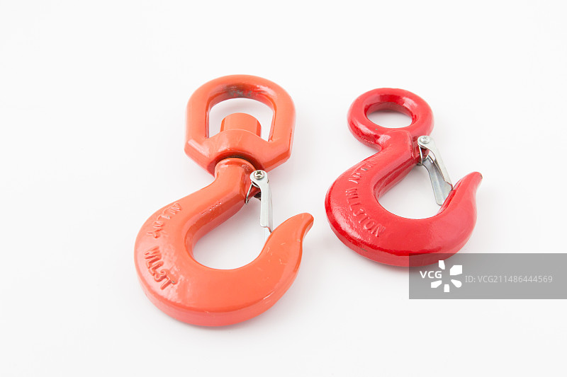 白色背景上的吊索钩对比特写镜头图片素材