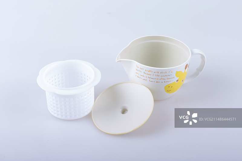 白色背景下富有童趣的儿童水杯特写镜头图片素材