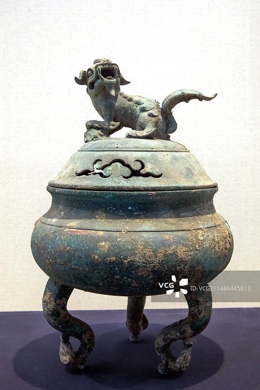 安阳博物馆狻猊斗宝钮如意足带盖铜熏炉明代公元1368-公元1644年图片素材