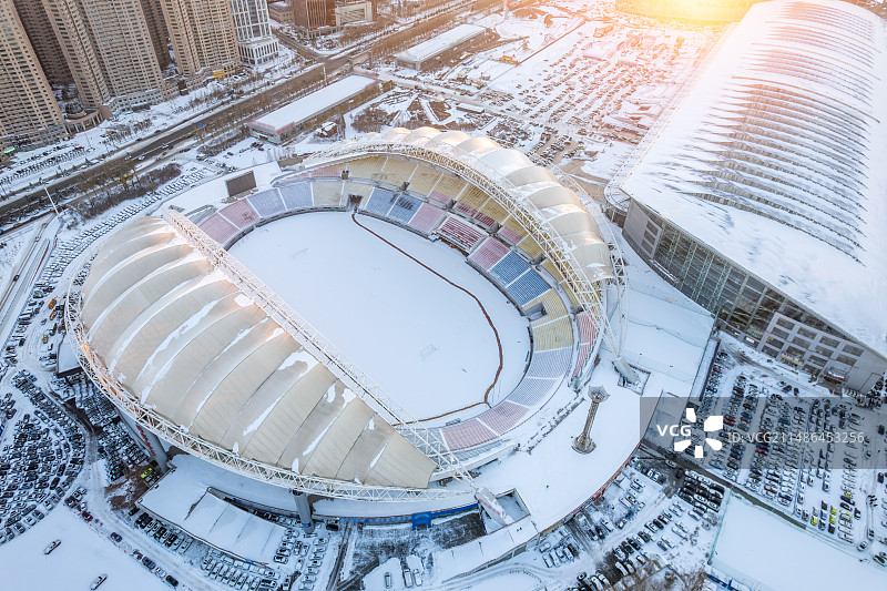 冬天雪后中国哈尔滨会展中心体育场日落航拍图片素材