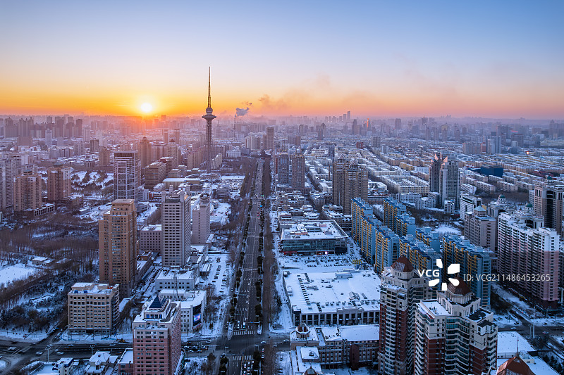 冬天雪后中国哈尔滨夕阳下龙塔城市风光航拍图片素材