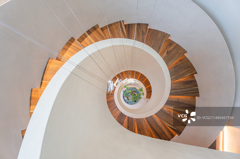 俯拍上升旋转楼梯室内空间图片素材