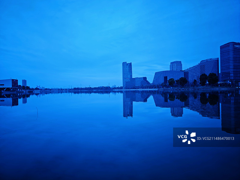 蓝天映衬下城市建筑景观图片素材