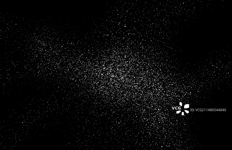 黑色背景上的灰尘颗粒飞溅效果图片素材