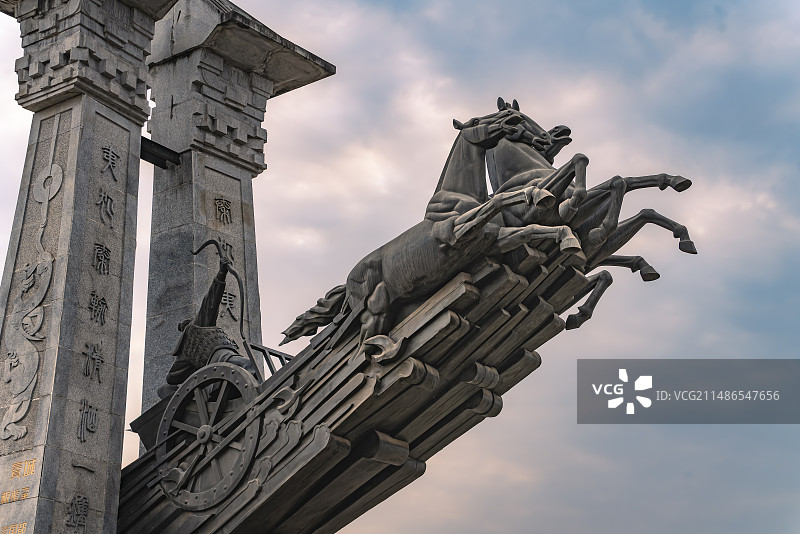 渠县土溪镇汉阙公园雕塑图片素材