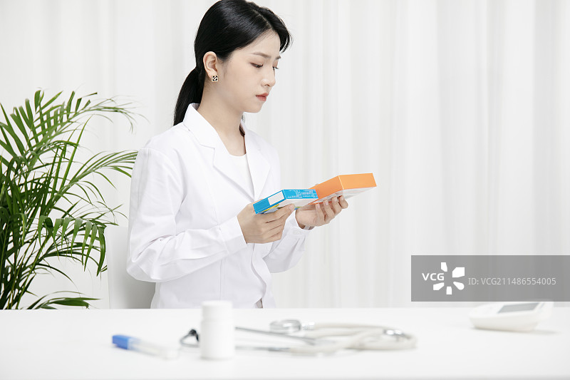 医生与放置在桌子上的药物与医疗器械图片素材