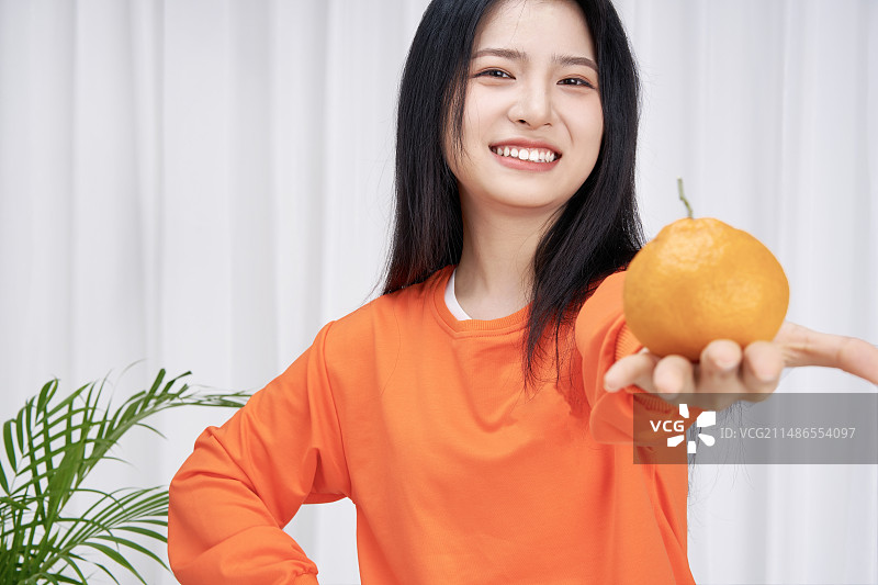 电商直播贩卖橘子的年轻女性图片素材