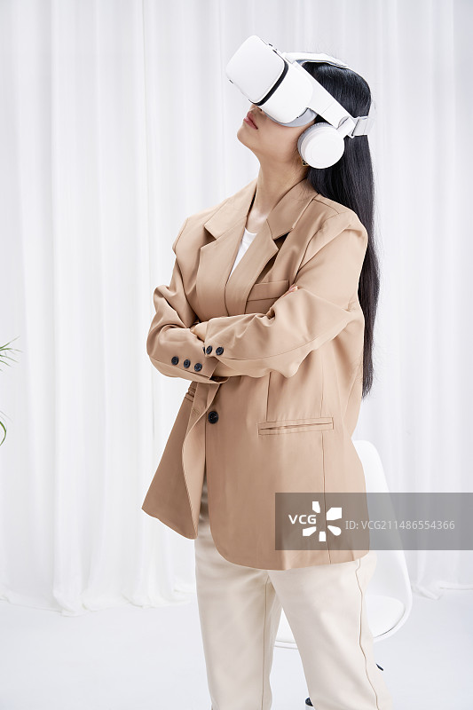 头戴VR在办公室内的年轻女孩图片素材