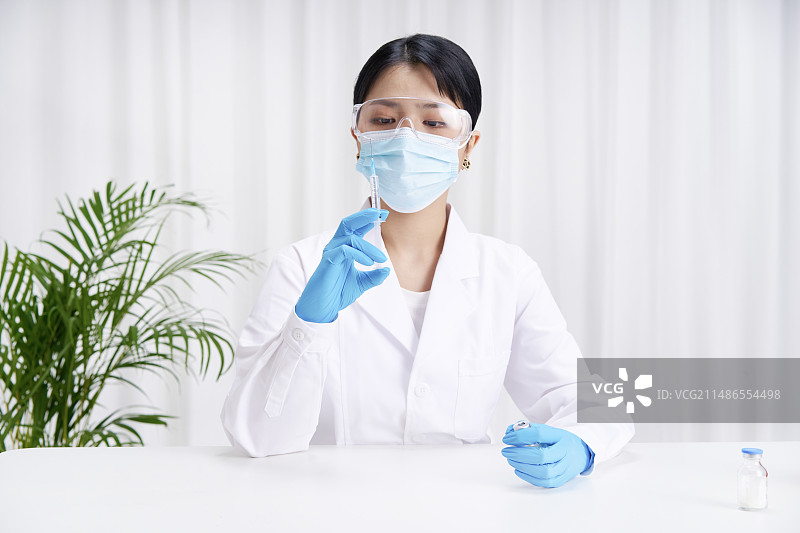 带着手套的医护人员图片素材