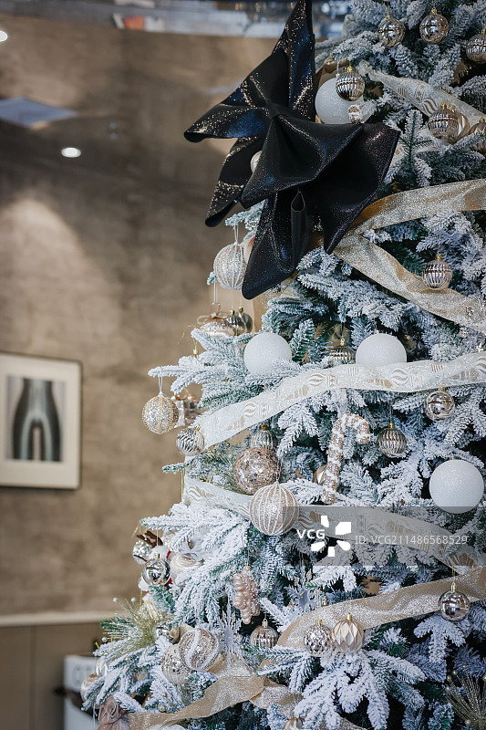 挂在圣诞树上的装饰品特写镜头图片素材