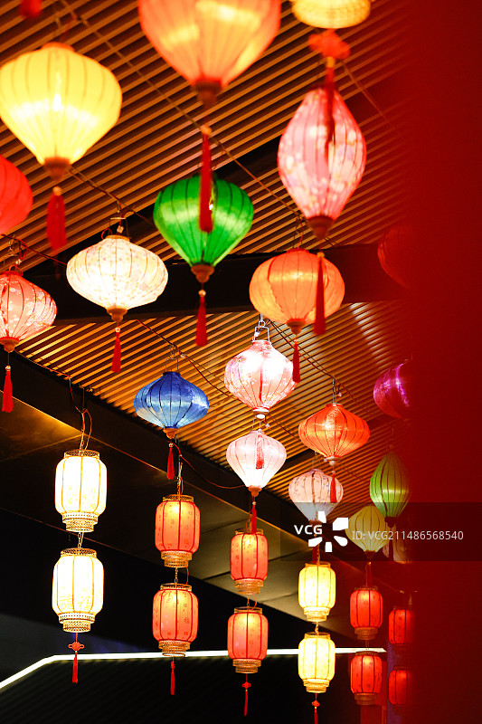 夜晚悬挂灯笼的低角度视图图片素材