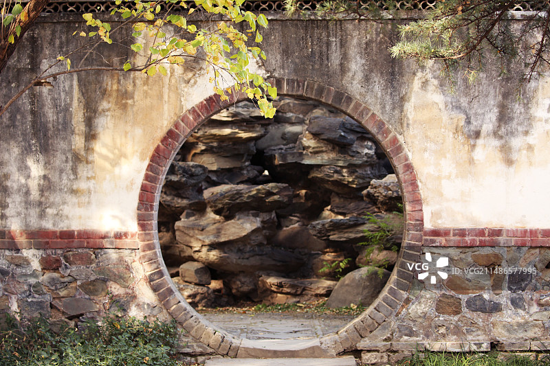 香山碧云寺古建筑圆门月亮门假山景观图片素材
