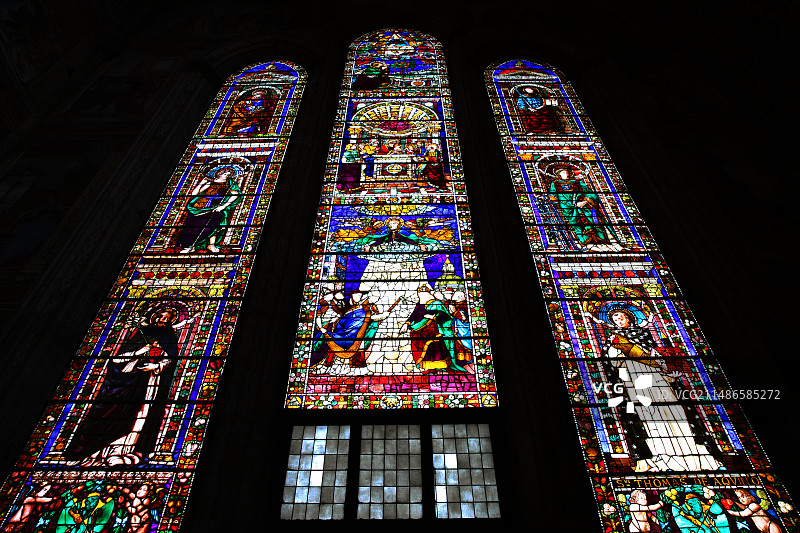 意大利文艺复兴教堂中的彩绘玻璃图片素材