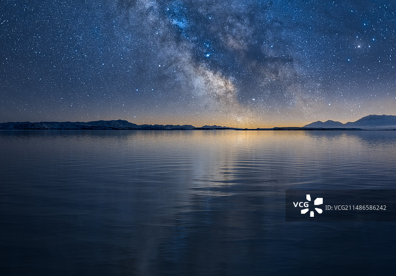 蓝色星空，水面星空，星空背景图，留白，科技发光背景图图片素材