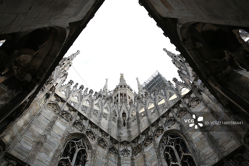 历史建筑仰天俯视米兰大教堂尖顶图片素材