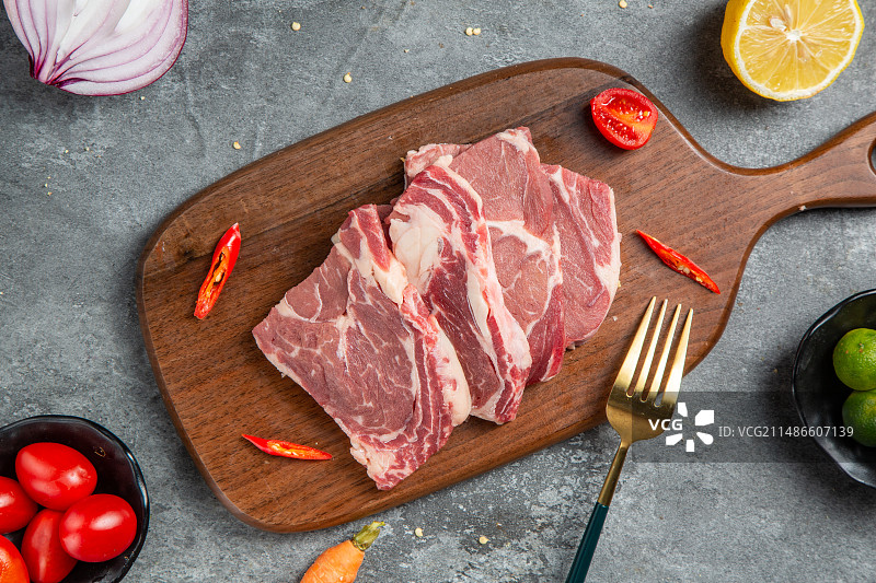 眼肉牛排新鲜牛排和调味品图片素材