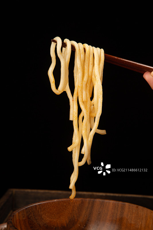 黑色背景下的意大利面特写镜头图片素材