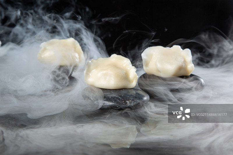 新鲜饺子仙气飘飘图片素材