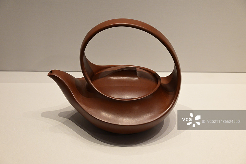 《大曲壶》，汪宝仙（制）、张守智（制），1993年，紫砂。香港艺术馆藏图片素材