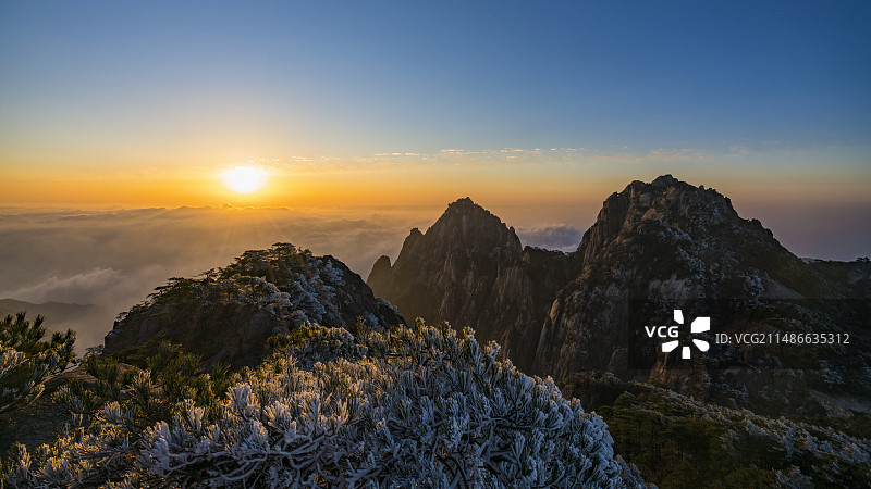 黄山冬天光明顶的日出与云海图片素材
