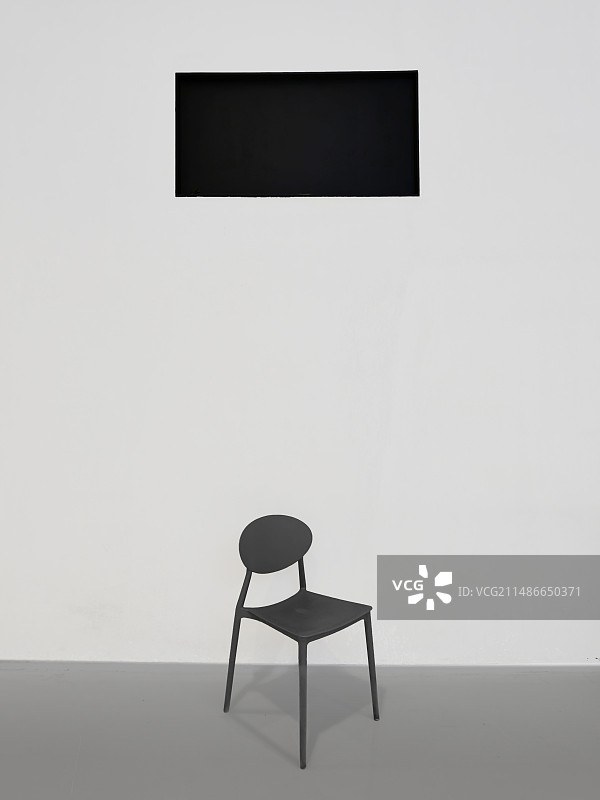 白色背景下的空椅子图片素材