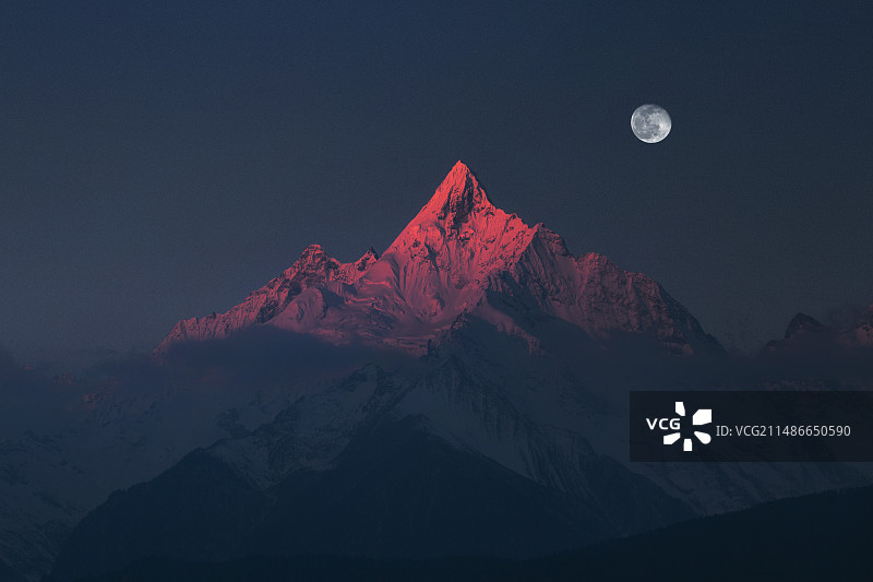 云南梅里雪山日月同辉图片素材