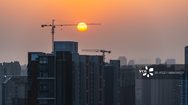 城市日落：基建工业区塔吊悬日图片素材