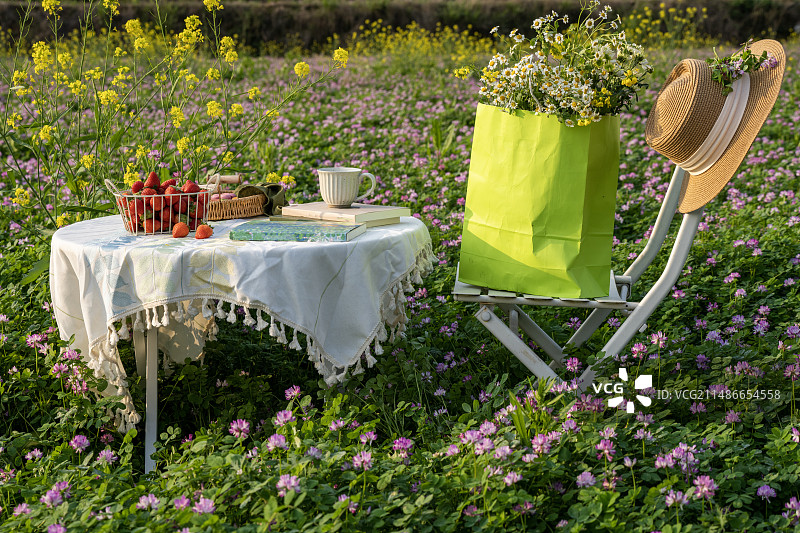 华泰你中间放着桌椅和书籍图片素材