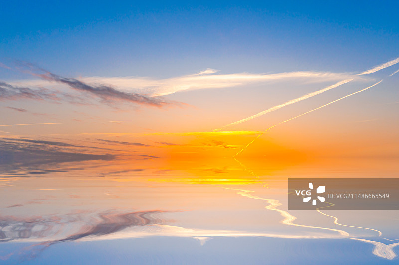 赛里木湖日出天空朝霞火烧云湖面倒影波纹景观图片素材