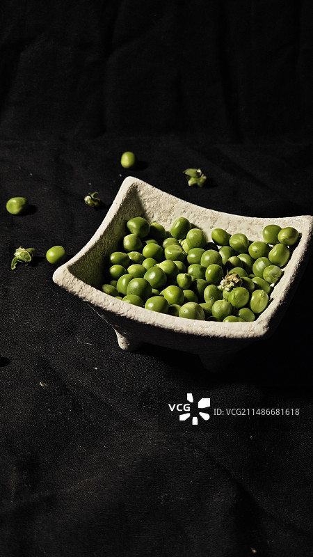 黑色背景下的青豆图片素材