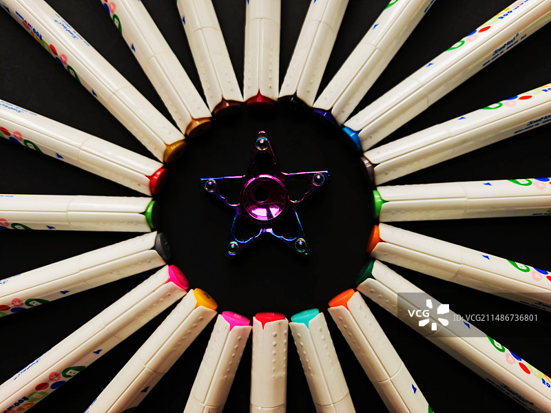 黑色背景下的彩色铅笔图片素材