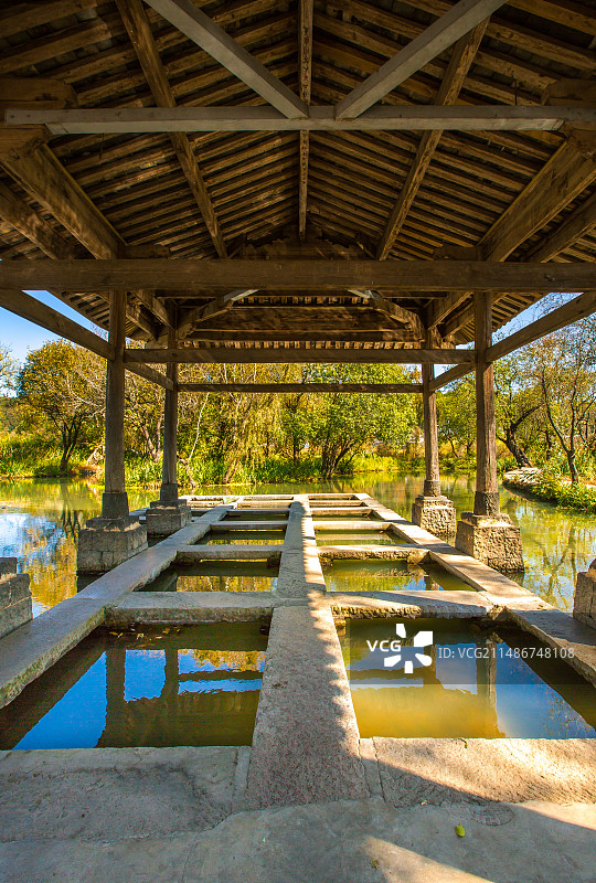 中国云南保山市腾冲市和顺古镇，著名古迹洗衣亭图片素材