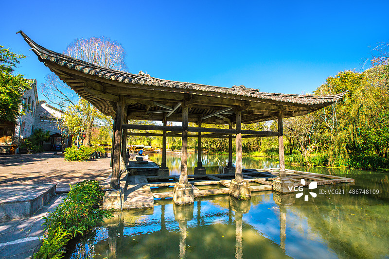 中国云南保山市腾冲市和顺古镇，著名古迹洗衣亭图片素材