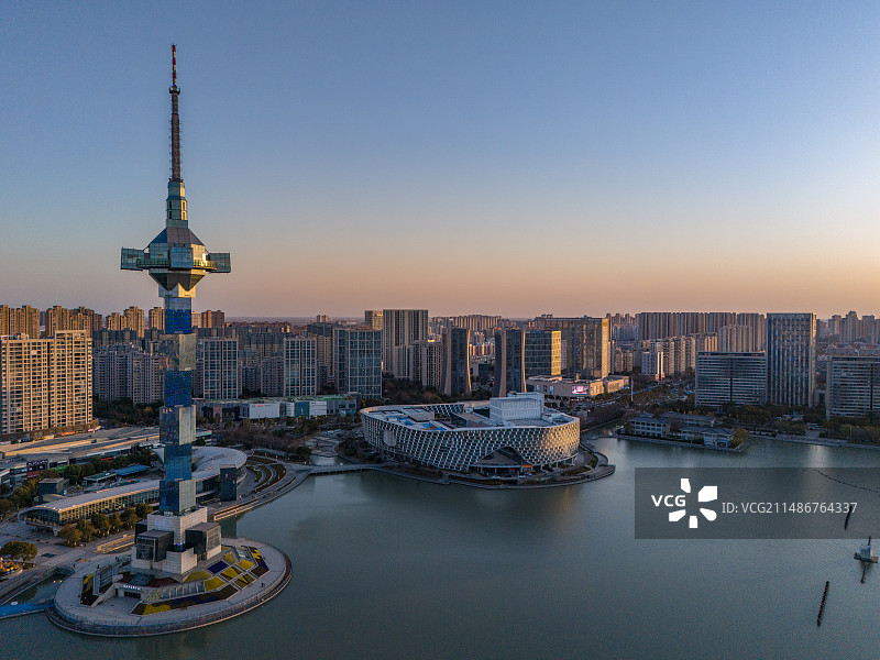 航拍江苏盐城城市日落黄昏夜景市中心聚龙湖盐立方电视塔图片素材