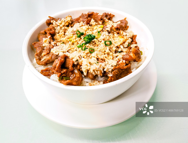 白色背景桌面上的沙姜牛肉饭的食物特写图片素材