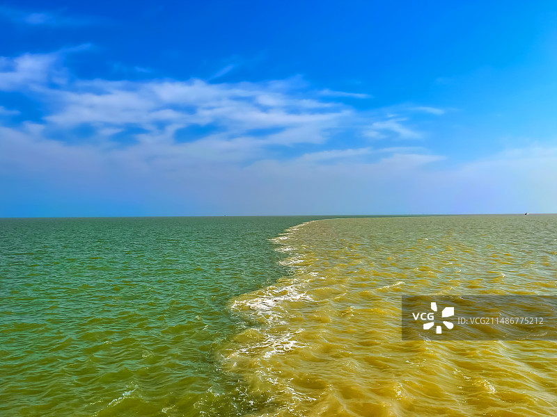 《海河交汇》山东东营市黄河入海口与渤海交汇处。蓝天、碧海、黄河，独特的黄绿交汇景观，形成壮观的画面。图片素材