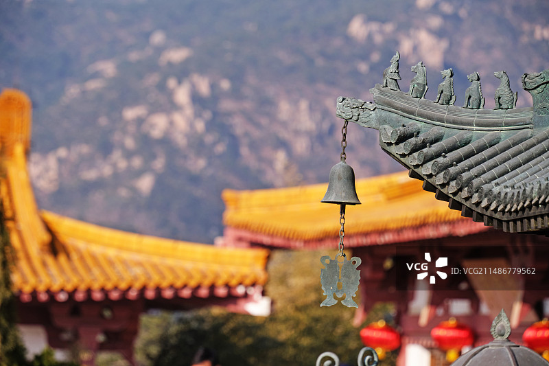 寺院屋檐下挂的风铃图片素材