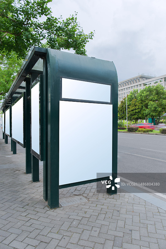 公交车站的空白广告栏图片素材