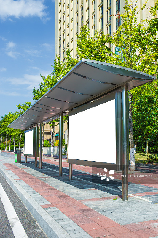 城市道路边公交车站站台上的空白广告位图片素材