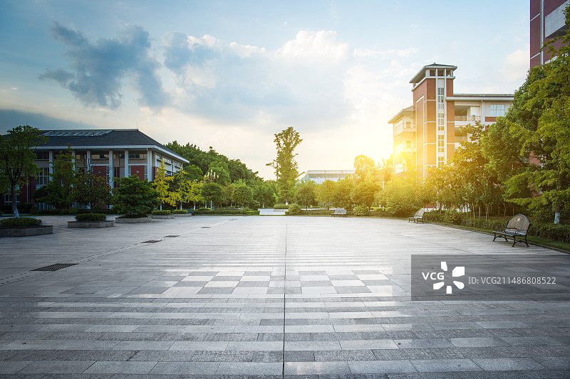 大学校园的广场达道路和教学楼美景图片素材