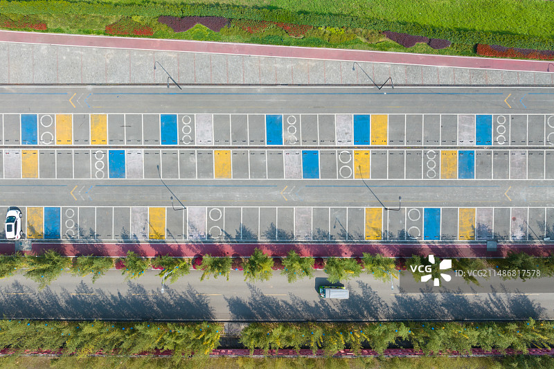 重庆彩色停车场，城市公园停车场图片素材
